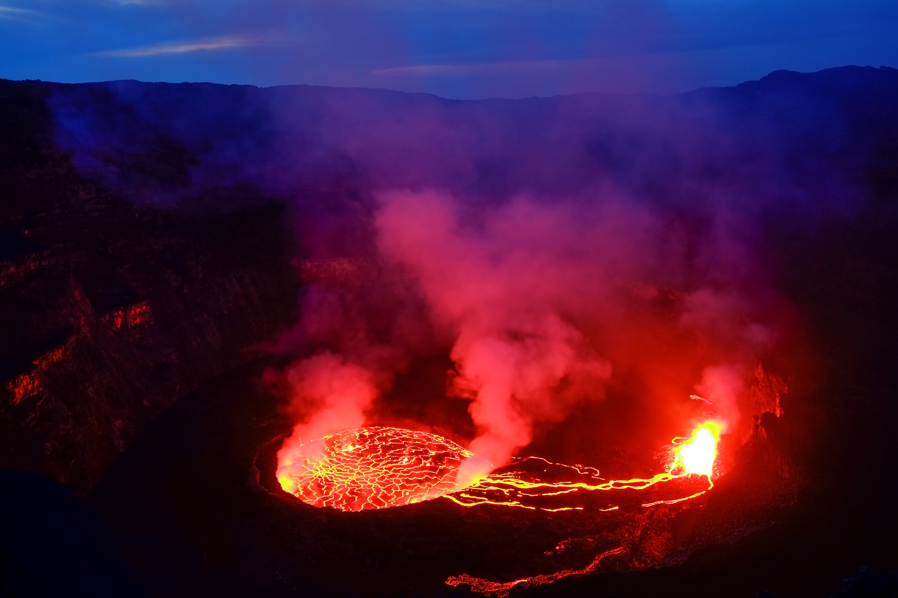 Lave déjà observée dans le cratère du volcan Nyiragongo en République démocratique du Congo. © Marian, Adobe Stock